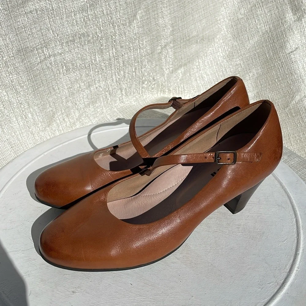 Umberto Raffini Norine Caramel Mary Janes Pump Sz 39/8